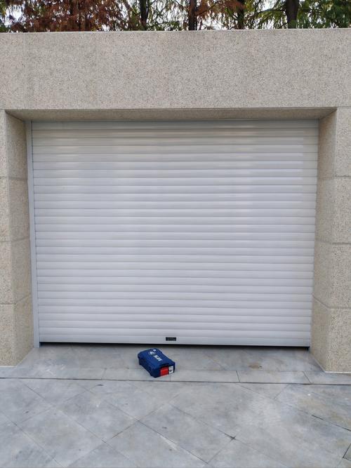 專業(yè)安裝維修 電動(dòng)卷簾門、手動(dòng)卷簾門與電動(dòng)卷閘門的全方位服務(wù)指南